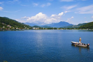 25 Mayıs 2018-laveno ponte tresa-İtalya-görüş Gölü'nün Ceresio üzerinden şehir, Lavena Ponte eşsesli Ponte Tresa İsviçre sınırlayan Tresa