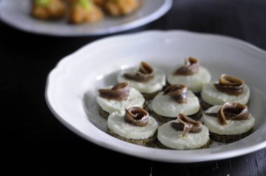 Antipasti mozzarella ve hamsi ile