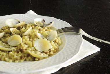 İstiridye ile Sardunyalı fregola