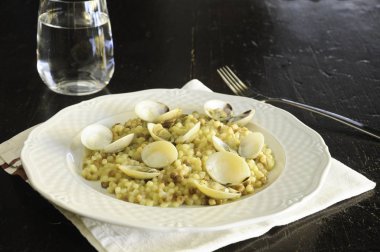 İstiridye ile Sardunyalı fregola