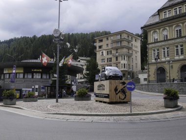 18 Ağustos 2018-saintz moritz-suisse-görünümü, ana kare, Saint Moritz, İsviçre'de bulunan büyüleyici bir şehir