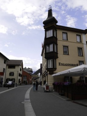 17 Ağustos 2018-saintz moritz-suisse-görünümü en önemli caddelerinden Pontresina, İsviçre'de bulunan büyüleyici bir şehir