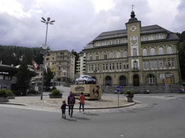 18 Ağustos 2018-saintz moritz-suisse-görünümü, ana kare, Saint Moritz, İsviçre'de bulunan büyüleyici bir şehir