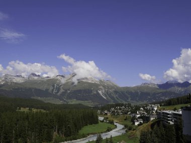 Pontresina çevresinde dağların panoramik görünüm