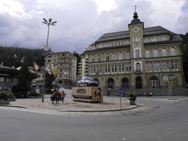 18 Ağustos 2018-saintz moritz-suisse-görünümü, ana kare, Saint Moritz, İsviçre'de bulunan büyüleyici bir şehir