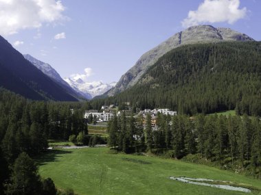 Pontresina çevresinde dağların panoramik görünüm