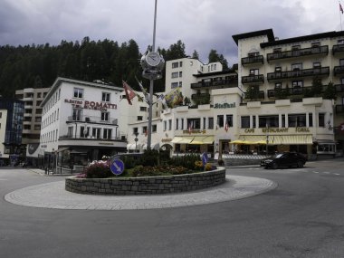 18 Ağustos 2018-saintz moritz-suisse-görünümü, ana kare, Saint Moritz, İsviçre'de bulunan büyüleyici bir şehir