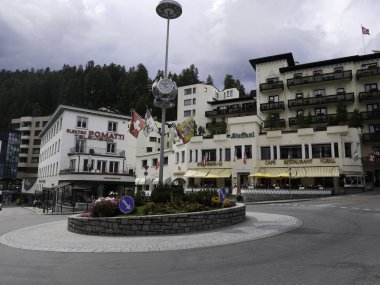 18 Ağustos 2018-saintz moritz-suisse-görünümü, ana kare, Saint Moritz, İsviçre'de bulunan büyüleyici bir şehir