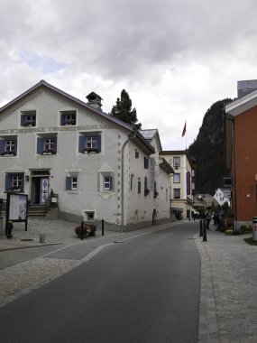 17 Ağustos 2018-saintz moritz-suisse-görünümü en önemli caddelerinden Pontresina, İsviçre'de bulunan büyüleyici bir şehir