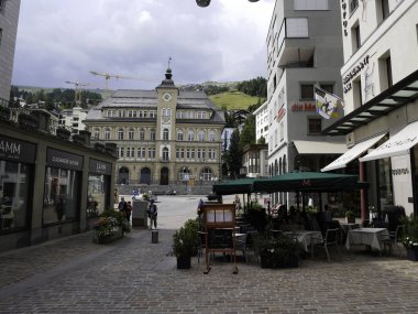 18 Ağustos 2018-saintz moritz-suisse-görünümü, ana kare, Saint Moritz, İsviçre'de bulunan büyüleyici bir şehir