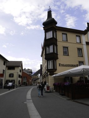 17 Ağustos 2018-saintz moritz-suisse-görünümü en önemli caddelerinden Pontresina, İsviçre'de bulunan büyüleyici bir şehir