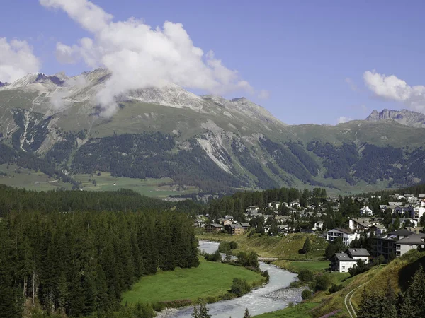 Pontresina çevresinde dağların panoramik görünüm