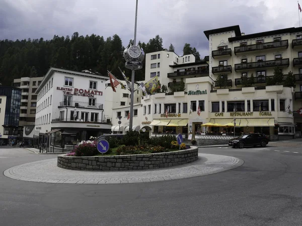 18 Ağustos 2018-saintz moritz-suisse-görünümü, ana kare, Saint Moritz, İsviçre'de bulunan büyüleyici bir şehir