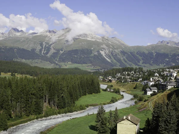 Pontresina çevresinde dağların panoramik görünüm