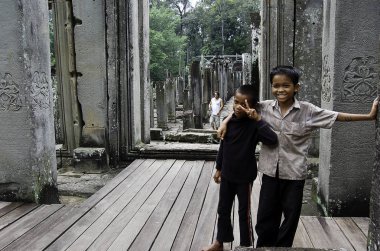 18 Eylül 2006-Angkor Wat-Kamboçya-genç Kamboçyalılar içinde savaş, Kamboçya Angkor tapınakları
