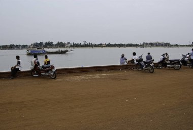 21 Eylül 2006-Phnom Penh-Kamboçya-insanlar Phnom Penh, Kamboçya'nın başkenti mekong Nehri boyunca