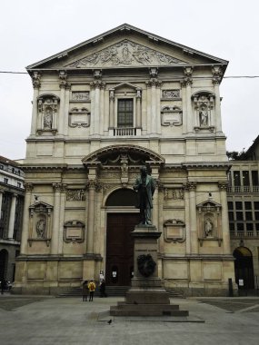 22 Aralık 2018-Milano-İtalya-heykeli alessandro manzoni Milano merkezi