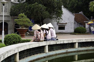 hanoi duvara oturan kızlar