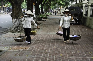 4 Ekim 2006-hanoi-vietnam-gıda bir sopayla hanoi, omuzlarında taşıyan kadınlar Tren