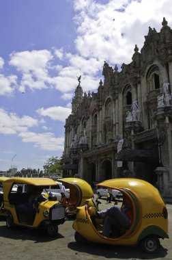 17 Nisan 2007-havana-Küba-Küba Havana'nın sokaklarda yumurta şekilli pedallı taksiler