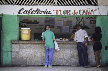 yiyecek almak için kafeteryada 15 Nisan 2007-havana-Küba-Küba Küba bekleyenler