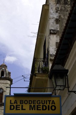 Bodeguita del medio Havana'da yerel tarihçi iz