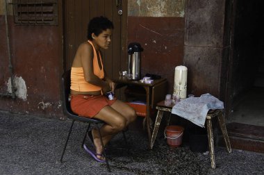 Küba Havana'da sokakta kahve satan kız
