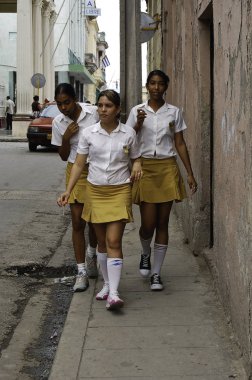 Onların geleneksel üniforma ile Küba öğrenciler