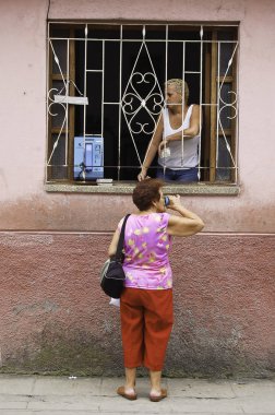 Küba bayanlar pencerede konuşuyor