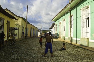 Trinidad'da beyzbol oynayan çocuklar