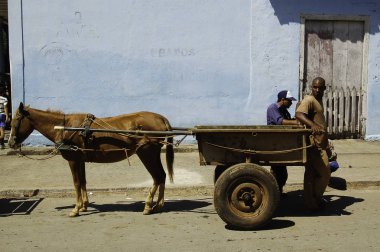 Vinales sokaklarında bir at tarafından çekilen bir araba