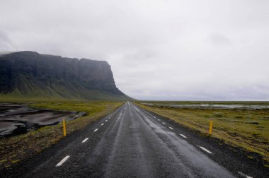 Kasvetli bir gün ile İzlanda manzarası