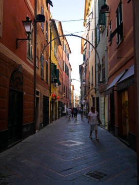 gün batımında Loano carruggi görünümü