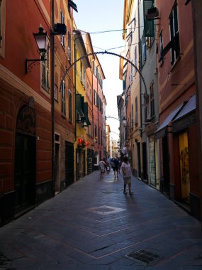 gün batımında Loano carruggi görünümü