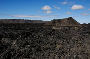 Siyah volkanik topraklara sahip İzlanda manzaraları