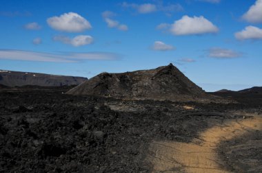 Siyah volkanik topraklara sahip İzlanda manzaraları