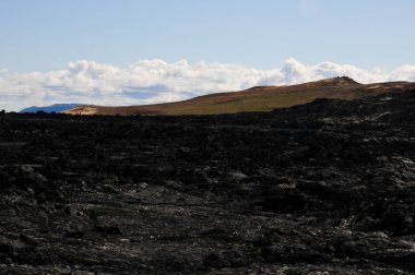 Siyah volkanik topraklara sahip İzlanda manzaraları