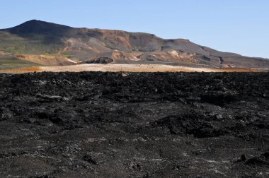 Siyah volkanik topraklara sahip İzlanda manzaraları
