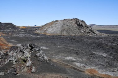 Siyah volkanik topraklara sahip İzlanda manzaraları
