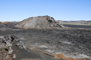 Siyah volkanik topraklara sahip İzlanda manzaraları