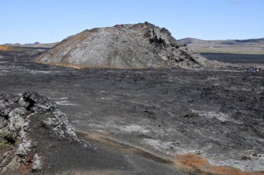 Siyah volkanik topraklara sahip İzlanda manzaraları
