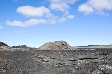 Siyah volkanik topraklara sahip İzlanda manzaraları