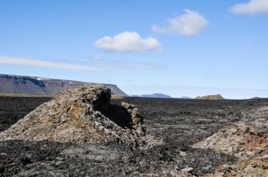 Siyah volkanik topraklara sahip İzlanda manzaraları