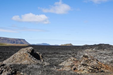 Siyah volkanik topraklara sahip İzlanda manzaraları