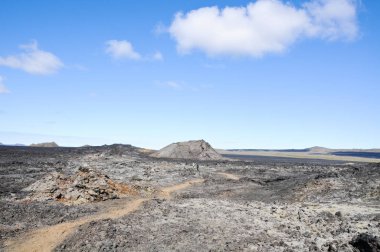 Siyah volkanik topraklara sahip İzlanda manzaraları