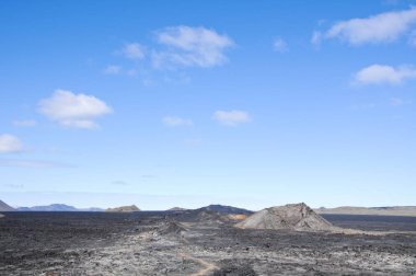 Siyah volkanik topraklara sahip İzlanda manzaraları