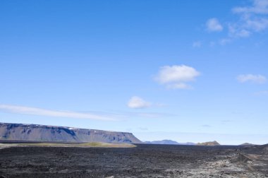 Siyah volkanik topraklara sahip İzlanda manzaraları