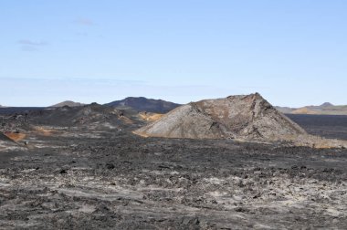 Siyah volkanik topraklara sahip İzlanda manzaraları
