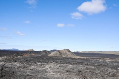 Siyah volkanik topraklara sahip İzlanda manzaraları