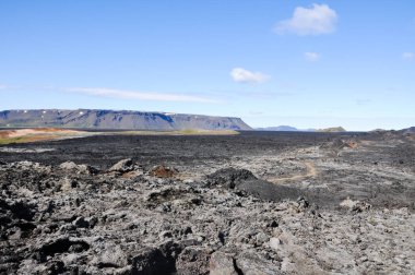 Siyah volkanik topraklara sahip İzlanda manzaraları